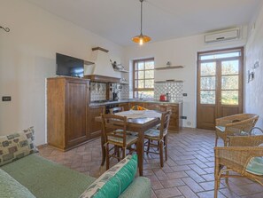 Interior - Lovely apartment in villa with A/C, pool, WIFI, TV, patio, pets allowed and panoramic view (Castellina In Chianti)