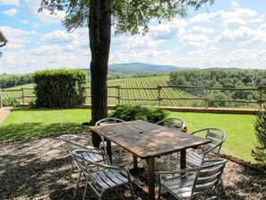 Outdoor dining - Cosy apartment in villa with pool, A/C, WIFI, TV, patio, pets allowed and panoramic view (Castellina In Chianti)