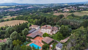 A large villa with multiple buildings, a swimming pool, and lush greenery. - Cosy apartment in villa for 2 guests with pool, WIFI, TV and terrace (Colle Di Val D'elsa)