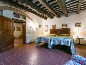 2 bedrooms, iron/ironing board, free WiFi - Nice apartment in villa for 4 people with pool, WIFI, TV and terrace (Colle Di Val D'elsa)