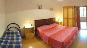 1 chambre, fer et planche à repasser