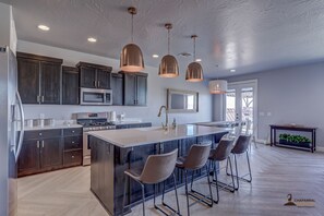 Fridge, microwave, oven, stovetop - Parking galore, quiet & bonus- electrical RV hookup! (Saint George)