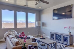 Smart TV, books, printers - Parking galore, quiet & bonus- electrical RV hookup! (Saint George)