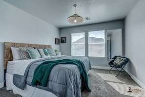 5 bedrooms, desk, iron/ironing board, travel cot - Parking galore, quiet & bonus- electrical RV hookup! (Saint George)