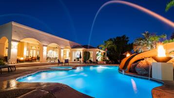 Een buitenzwembad en een verwarmd zwembad