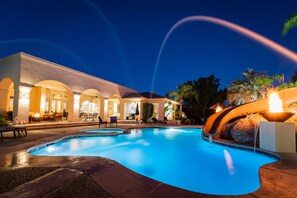 Een buitenzwembad en een verwarmd zwembad