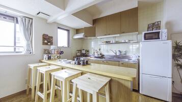 Apartamento (Nestle Tokyo Deluxe Akihabara 02) | Cozinha privada | Geladeira, micro-ondas, cooktop, cafeteira/chaleira