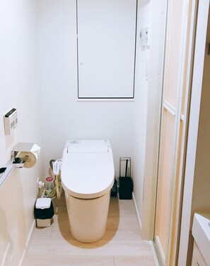 Nestay inn Tokyo Otsuka 101 | Bathroom | Separate tub and shower, free toiletries, hair dryer, slippers - Nestay inn Tokyo Otsuka 101 (Tokyo)