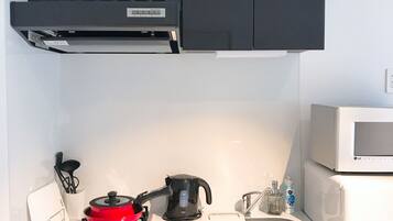 Nestay inn Tokyo Otsuka 101 | Private kitchenette | Mini-fridge, microwave, stovetop, electric kettle