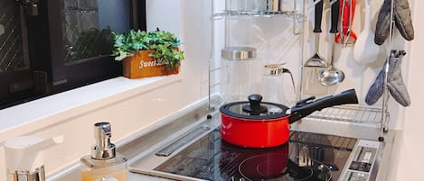 Frigobar, microondas, placa de cocina, tetera/pava eléctrica