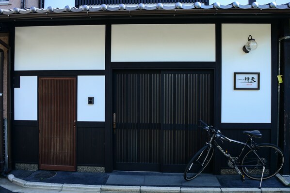 Property entrance - Iroekoto (Kyoto)
