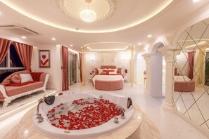 特色開放式套房 | 高級寢具、記憶棉床墊、獨特裝修、書桌