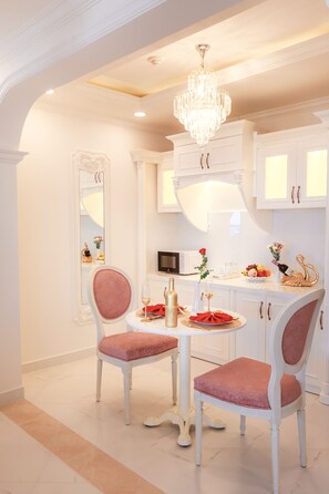 Signature-Studiosuite | Essbereich im Zimmer