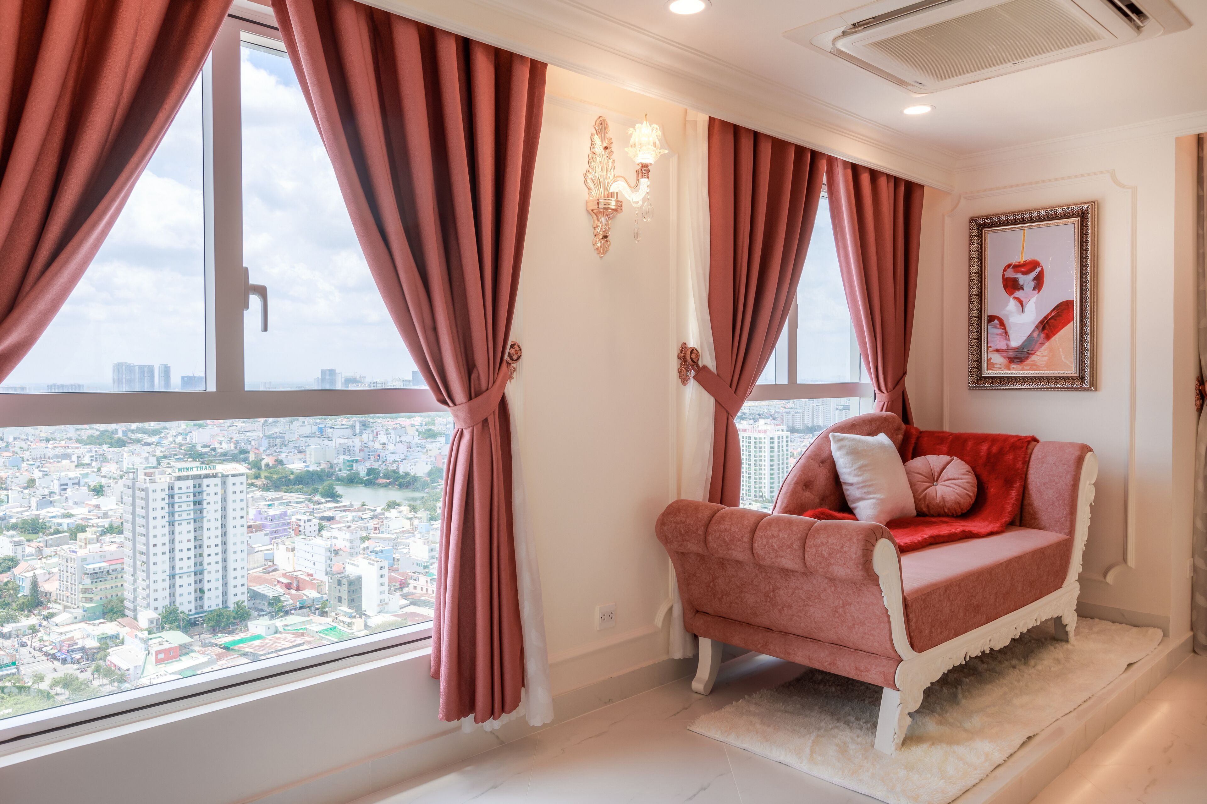 Signature Studio Suite | Living area | Smart TV