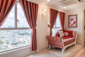 特色開放式套房 | 客廳 | 智能電視