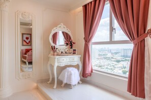 Signature Studio Suite | Premium bedding, memory-foam beds, individually furnished, desk - Couple Retreats - Romantic Apartment (Ho Chi Minh City)