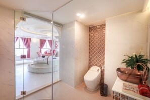 Signature Studio Suite | Bathroom | Jetted bath, rainfall showerhead, free toiletries, hair dryer