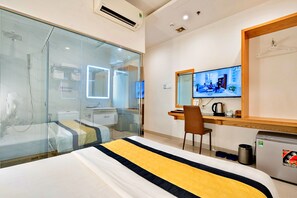 Minibar, escritorio y espacio para trabajar con laptop