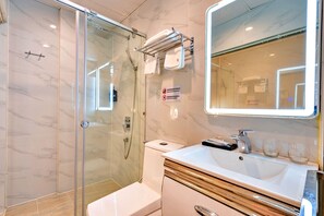 Chambre Double Standard | Salle de bain | Douche, chaussons, serviettes fournies, savon