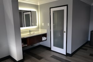 Kamar Standar, 1 Tempat Tidur King, Bebas Asap Rokok | Kamar mandi | Handuk, sabun, sampo, dan tisu toilet