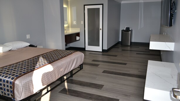 A hotel room with a bed, a bathroom, and a desk. - Bell Gardens Inn Los Angeles - Bell Gardens (Bell Gardens)