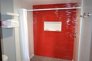 Standardzimmer, 1 King-Bett, Nichtraucher | Badezimmer | Handtücher, Seife, Shampoo, Toilettenpapier