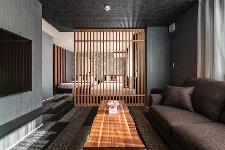 办公桌、免费 WiFi