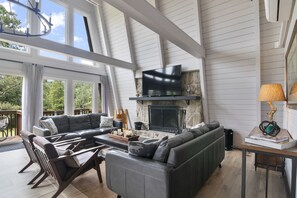 Smart-tv, eldstad, dvd-spelare och kontor