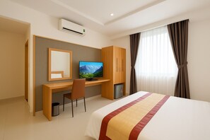 Minibar, desk, laptop workspace, blackout curtains - S79 Son Mi Hotel (Ho Chi Minh City)