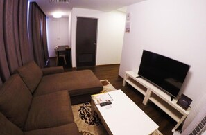 Habitación estándar | Escritorio, tabla de planchar con plancha, wifi gratis y ropa de cama