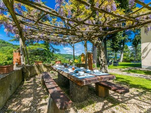Outdoor dining - Nice apartment in villa for 10 people with WIFI, private pool, TV, terrace and pets allowed (Greve In Chianti)