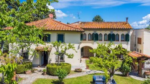 A villa with a tiled roof, a central courtyard, and a small garden. - Beautiful apartment in villa for 10 guests with private pool, WIFI, TV, terrace and pets allowed (Greve In Chianti)