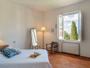 10 bedrooms, iron/ironing board, travel crib, free WiFi - Cosy apartment in villa for 20 people with private pool, WIFI, TV, terrace and pets allowed (Greve In Chianti)
