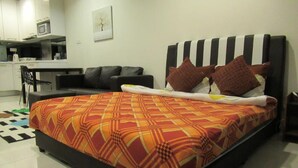 A hotel room with a bed, a desk, and a chair. - Resort Hostel In City (Kuala Lumpur)