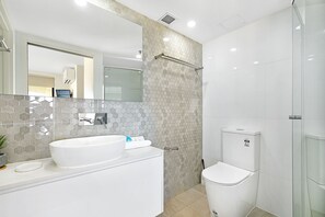 Deluxe Apartment | Bathroom | Combined shower/bathtub, free toiletries, hair dryer, towels - Victoria Square Private Apartments (Broadbeach)