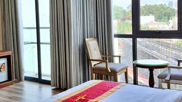 Phòng đôi Deluxe, 1 giường cỡ queen, quang cảnh thành phố | Minibar, bàn, khu vực làm việc phù hợp cho laptop