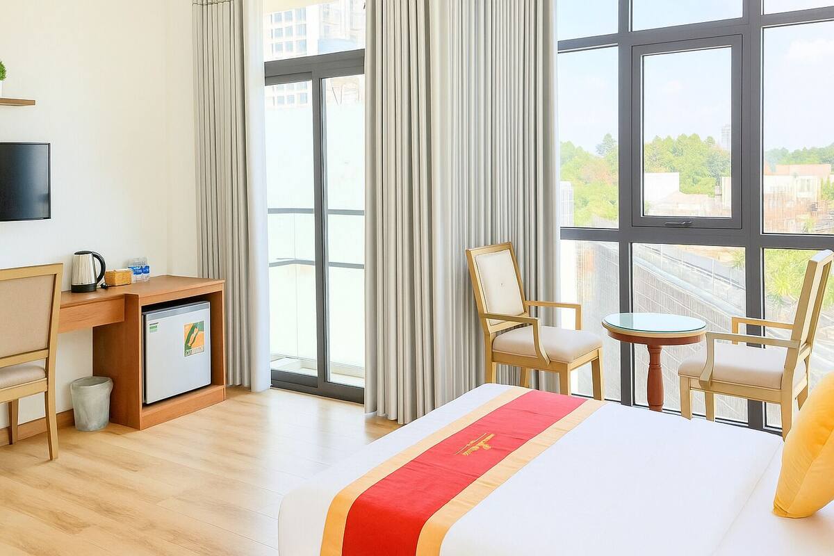 Habitación doble Deluxe, 1 cama Queen size, vista a la ciudad | Minibar, escritorio, espacio para trabajar con laptop y wifi gratis