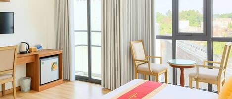 Chambre Deluxe double, 1 grand lit, vue sur la ville | Minibar, bureau, espace de travail pour ordinateurs portables