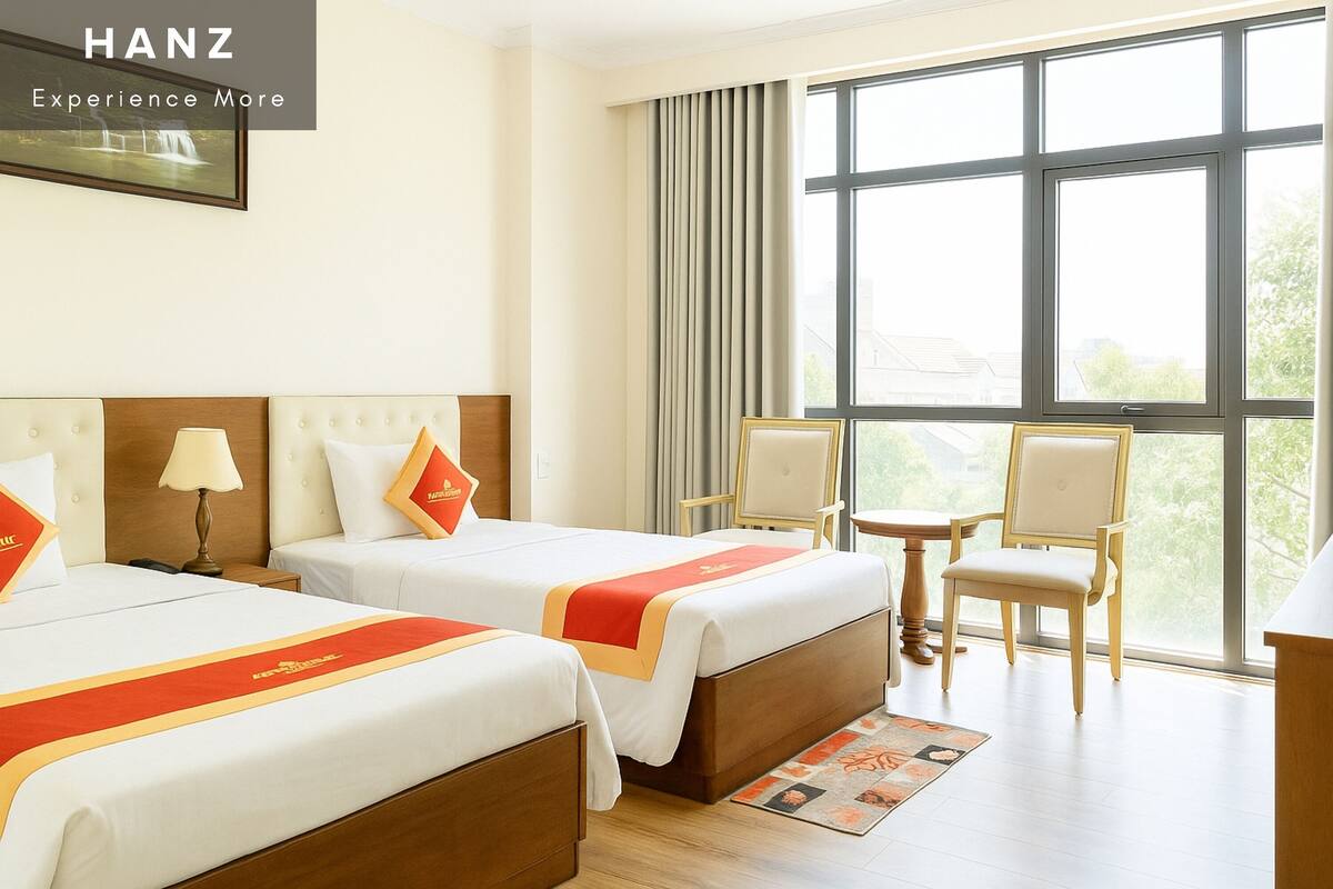 Habitación Deluxe con 2 camas individuales, 2 camas matrimoniales, vista a la ciudad | Minibar, escritorio, espacio para trabajar con laptop y wifi gratis