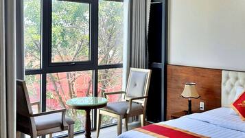 Phòng đôi Deluxe, 1 giường cỡ queen, quang cảnh thành phố | Minibar, bàn, khu vực làm việc phù hợp cho laptop