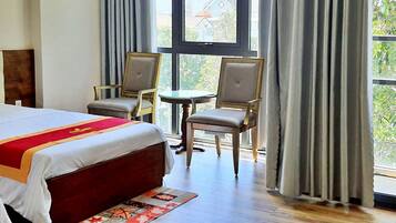 Phòng 2 giường đơn Deluxe, 2 giường đôi, quang cảnh thành phố | Minibar, bàn, khu vực làm việc phù hợp cho laptop