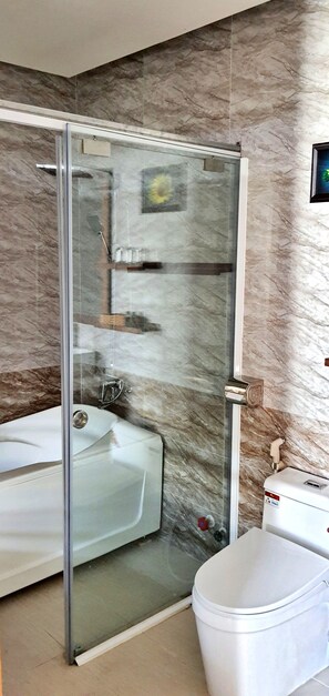 Suihku, sadesuihkupää, hiustenkuivaaja, tohvelit