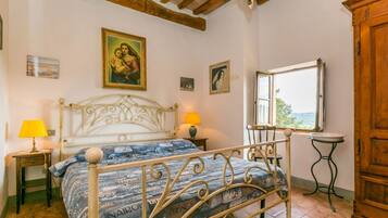 2 bedrooms, travel crib, free WiFi