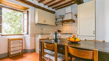 Gefrierschrank, Esstisch