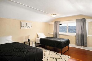 6 Schlafzimmer, Schreibtisch, Bügeleisen/Bügelbrett, Reisekinderbett