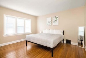 6 chambres, bureau, fer et planche à repasser, lit de bébé portatif