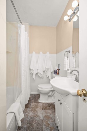 أحواض استحمام، مجففات شعر، مناشف