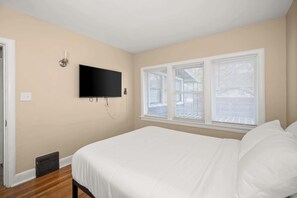 6 bedrooms, desk, iron/ironing board, travel cot
