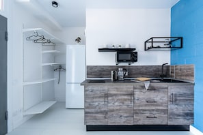 Chambre Quadruple Luxe | Cuisine privée | Grand réfrigérateur, micro-ondes, plaque de cuisson, machine à expresso