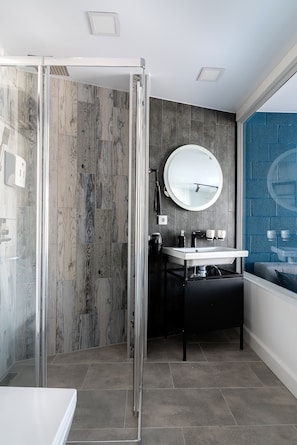 Luxury Studio Suite | Bathroom | Shower, hair dryer, slippers, heated floors - Panorama Sea View (Vladivostok)
